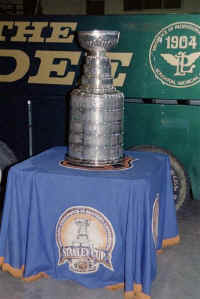 StanleyCupAtDee.JPG (50345 bytes)